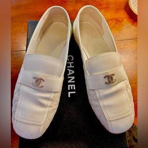 CHANEL WHITE Quilted Loafers for Women

moccasins 
Loafers
Shiny calfskin